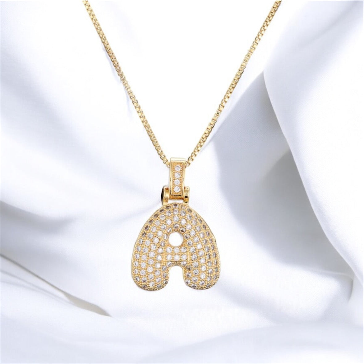 Collana con iniziale in zirconi bianchi