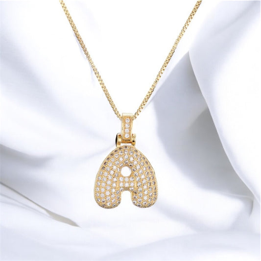 Collana con iniziale in zirconi bianchi