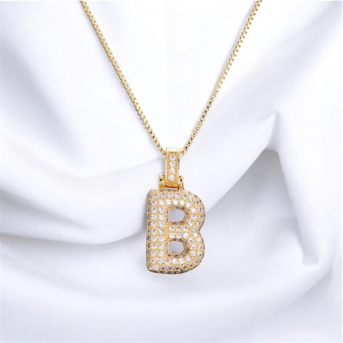 Collana con iniziale in zirconi bianchi