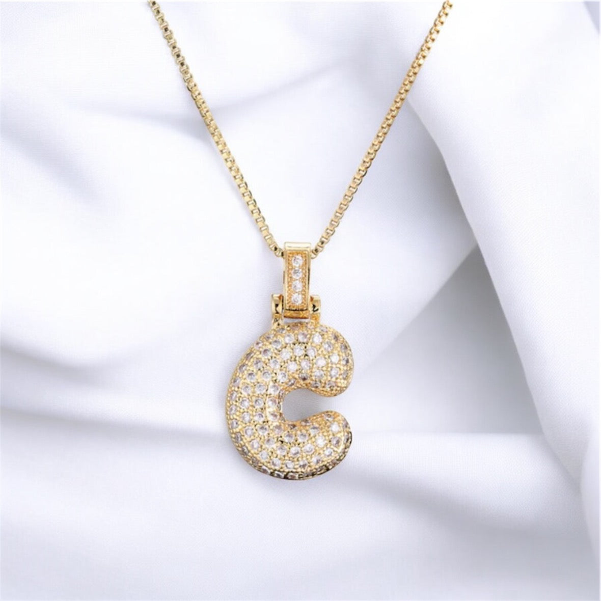 Collana con iniziale in zirconi bianchi