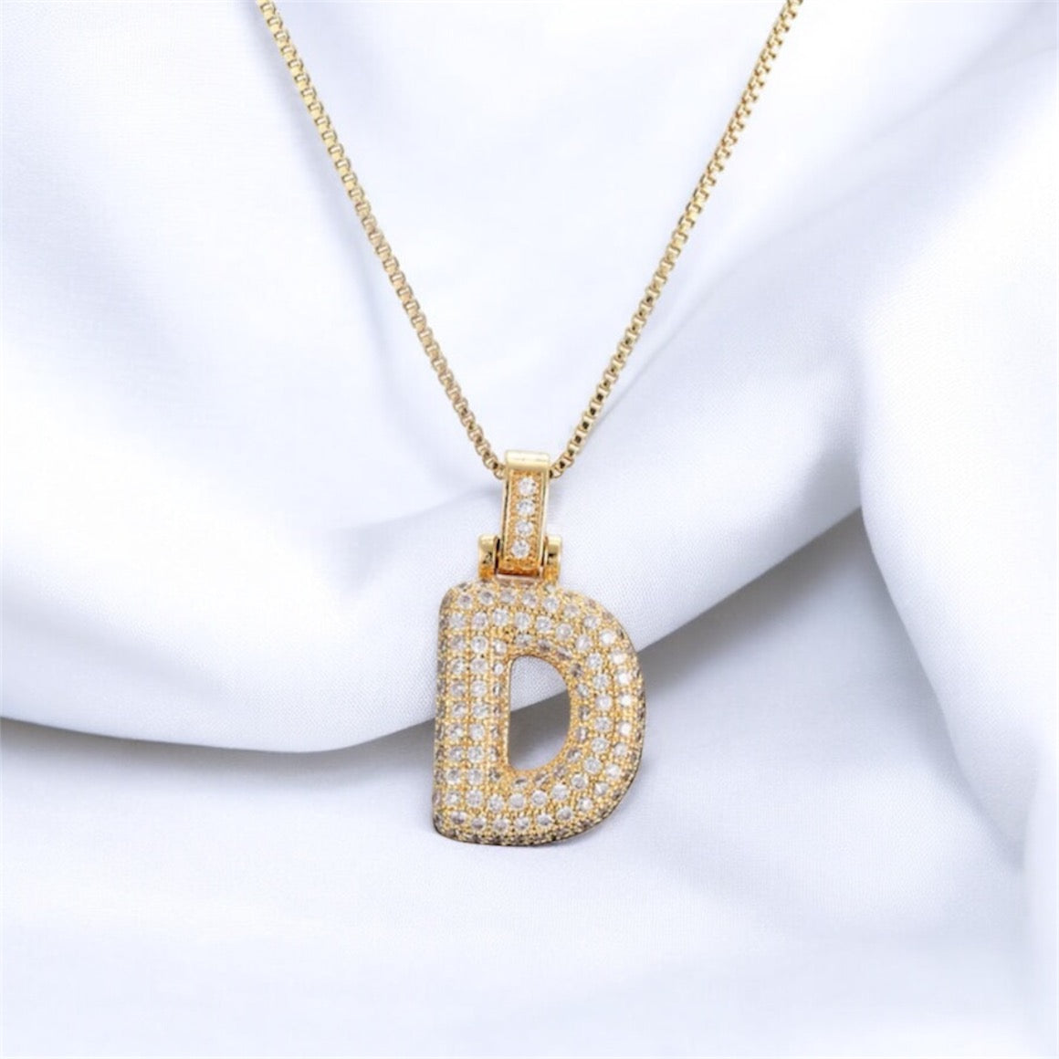 Collana con iniziale in zirconi bianchi