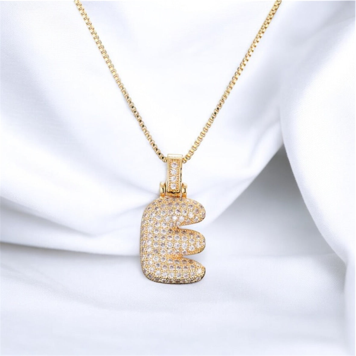 Collana con iniziale in zirconi bianchi