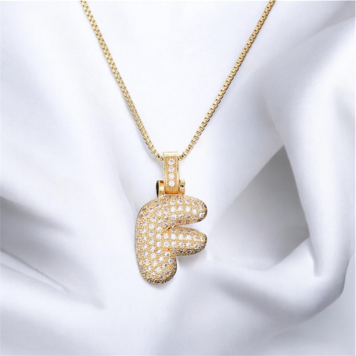 Collana con iniziale in zirconi bianchi