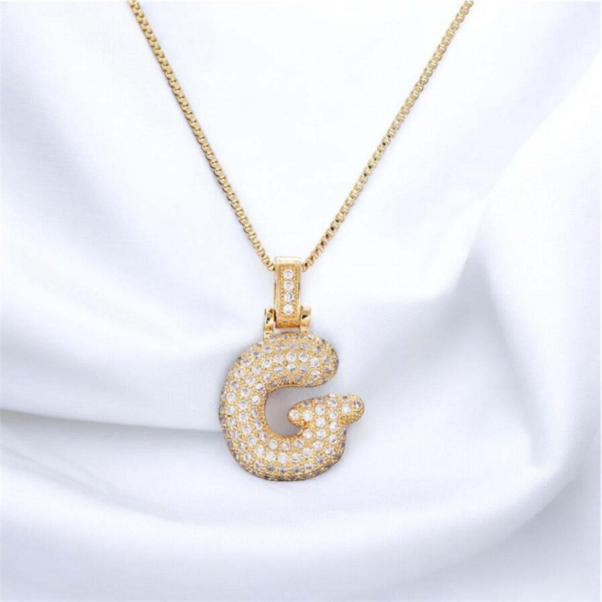 Collana con iniziale in zirconi bianchi