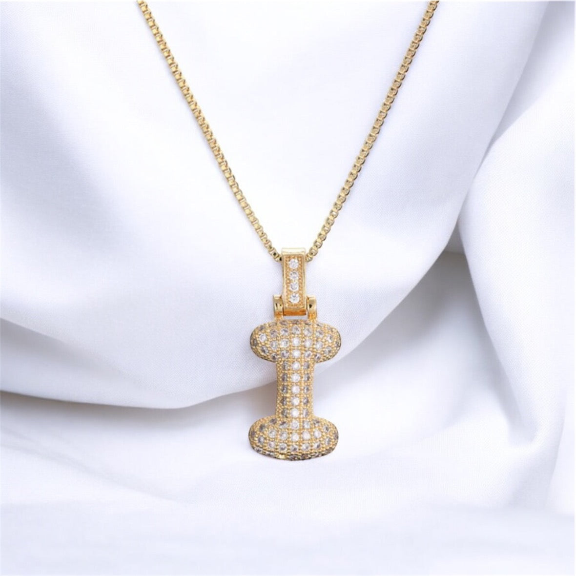 Collana con iniziale in zirconi bianchi