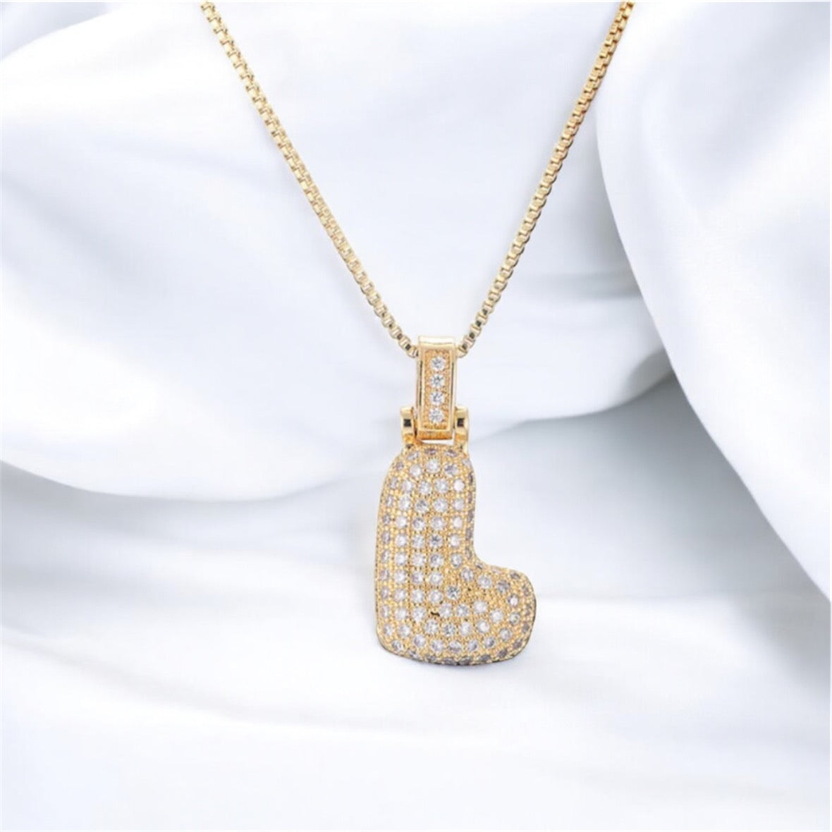 Collana con iniziale in zirconi bianchi