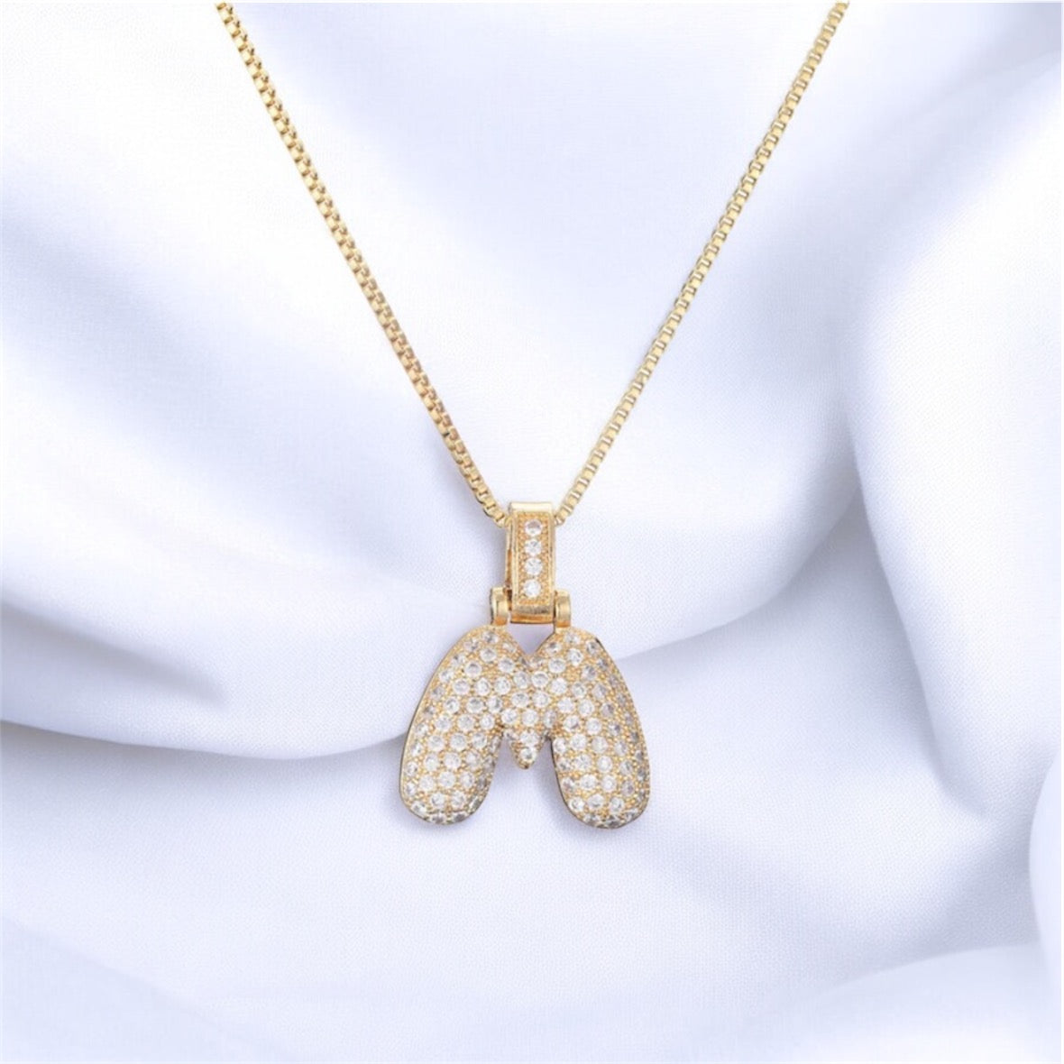 Collana con iniziale in zirconi bianchi