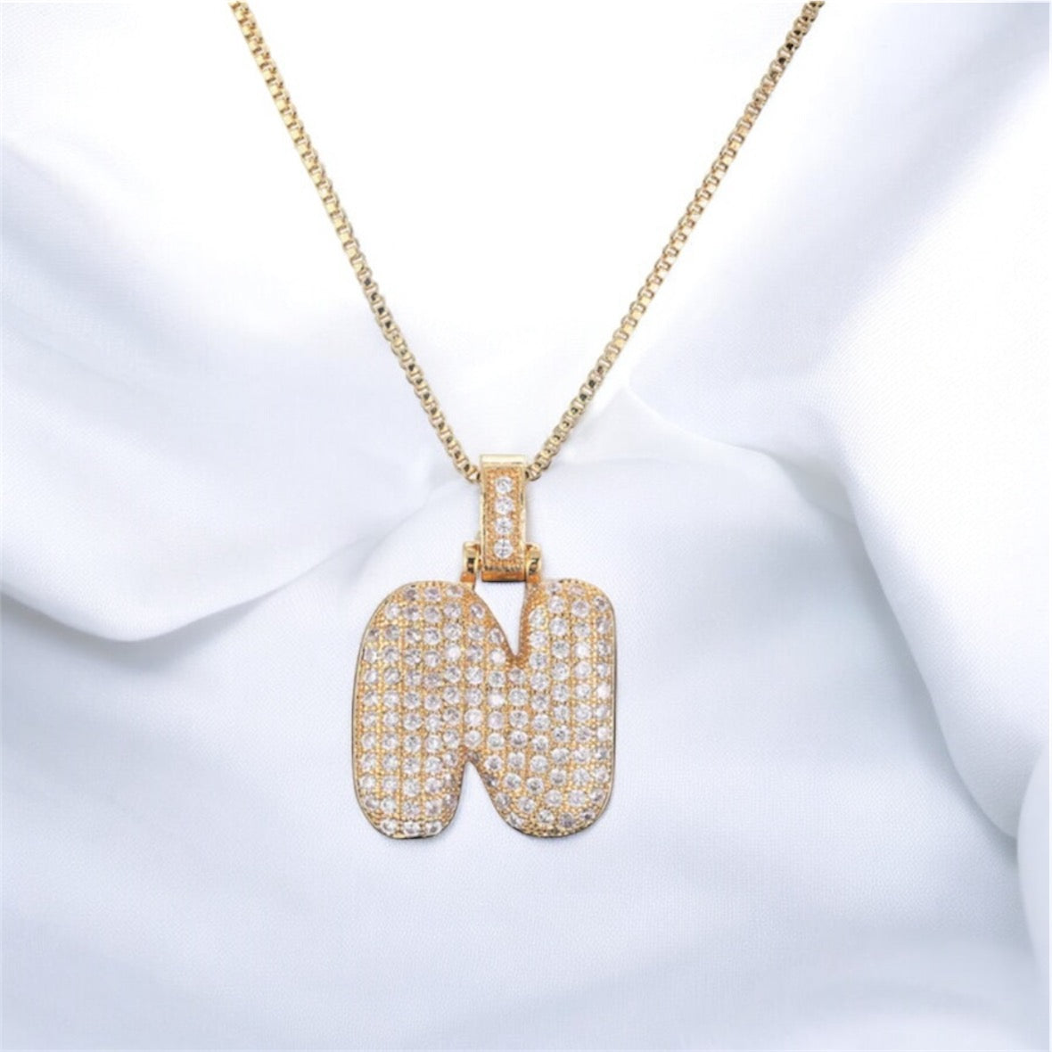 Collana con iniziale in zirconi bianchi