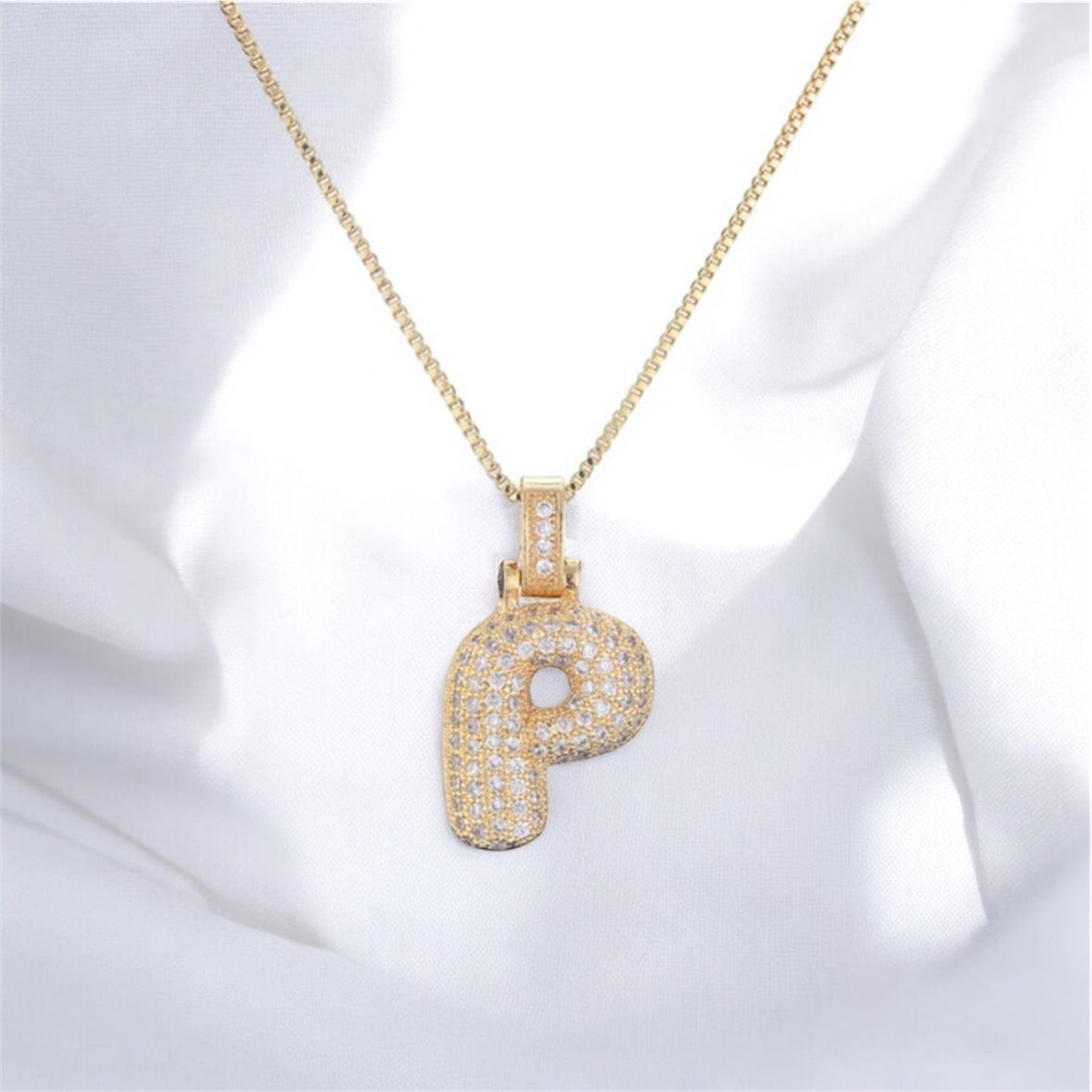 Collana con iniziale in zirconi bianchi