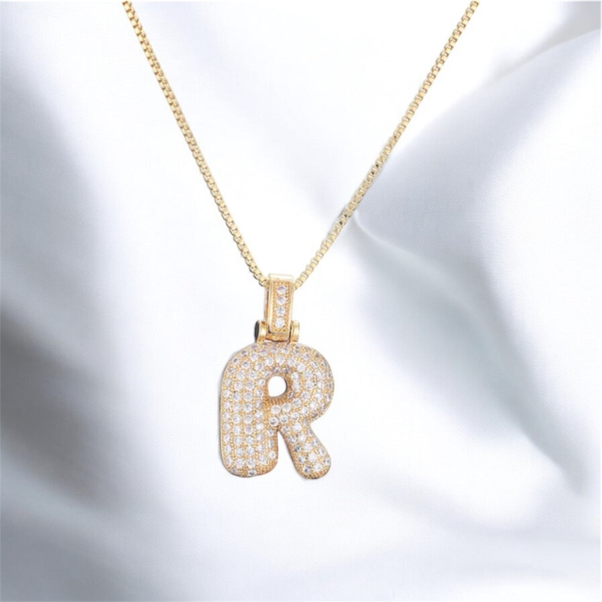 Collana con iniziale in zirconi bianchi