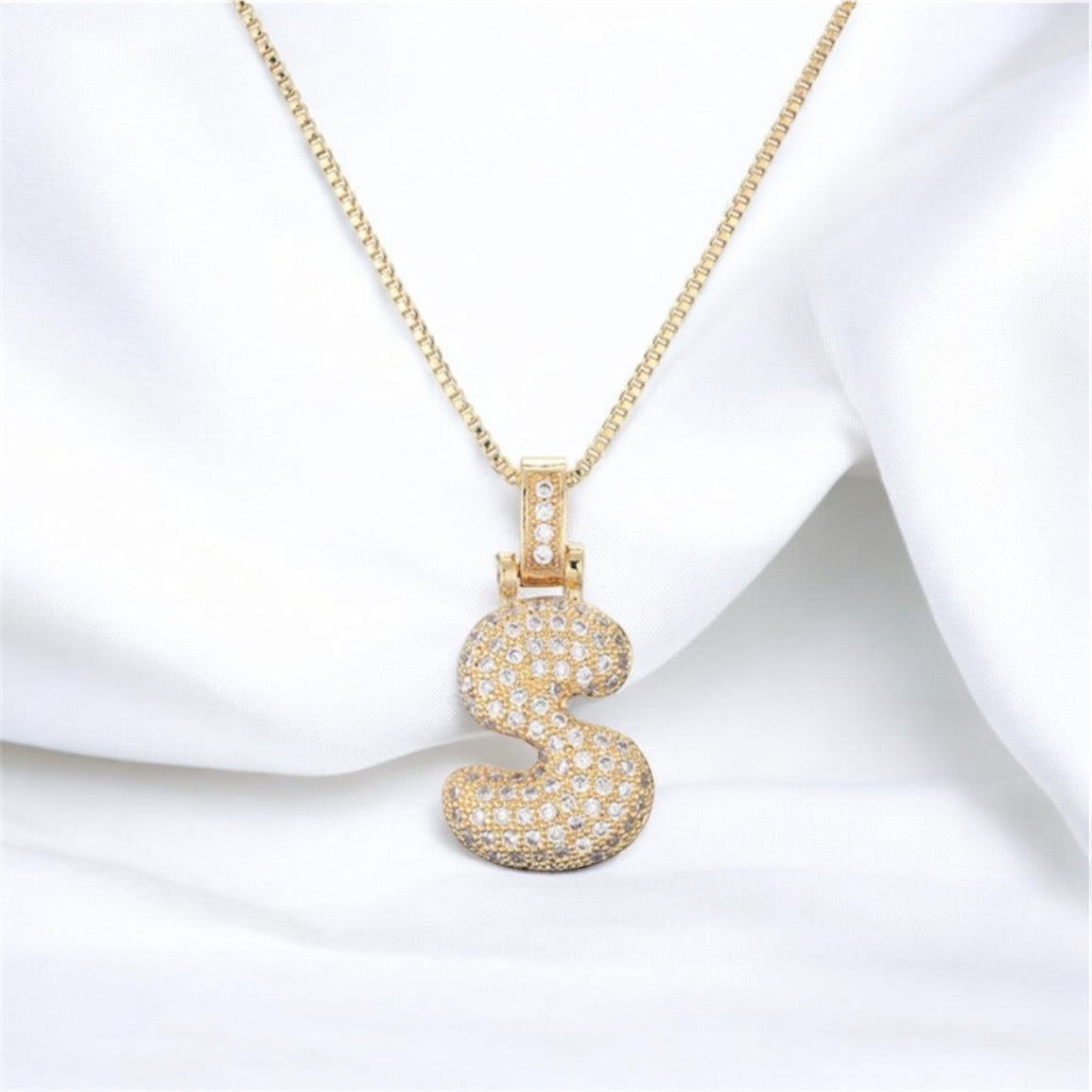 Collana con iniziale in zirconi bianchi