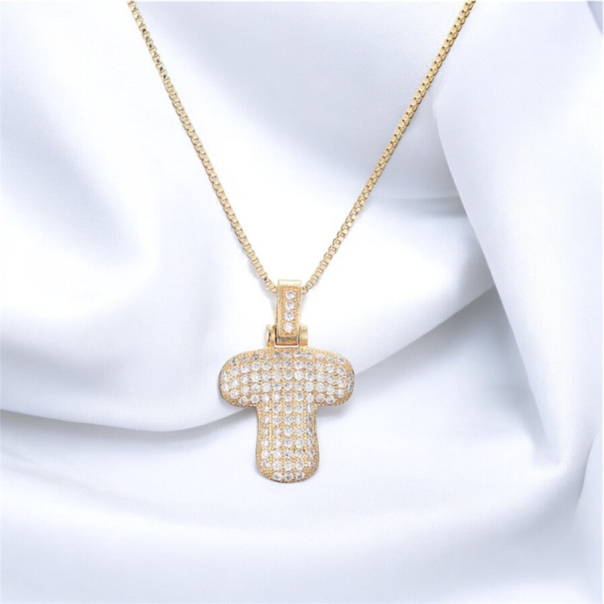 Collana con iniziale in zirconi bianchi