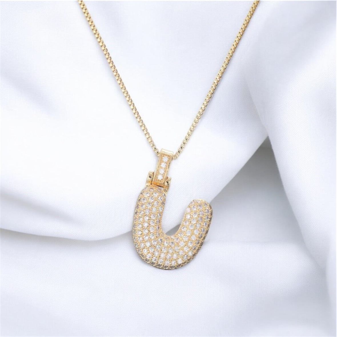 Collana con iniziale in zirconi bianchi